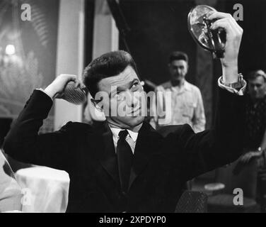 LAURENCE HARVEY kämmte seine Haare, bevor er eine Szene für ROOM AT THE TOP (1959) drehte Regisseur JACK CLAYTON Roman JOHN BRAINE Drehbuch NEIL PATERSON still von ERIC GREY produziert von JOHN und JAMES WOOLF A Romulus Film / Independent Film Distributors / British Lion Films Stockfoto