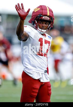 Washington Commanders Wide Receiver Terry McLaurin (17) winkt den Fans während der Übungen im OrthoVirginia Training Center im Commanders Park in Ashburn VA am 4. August 2024 (Alyssa Howell/Image of Sport) Stockfoto