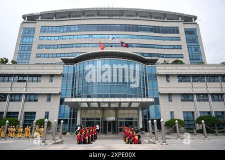 Seoul, Südkorea. August 2024. Zu Ehren des Besuchs des deutschen Verteidigungsministers Pistorius (SPD) stehen traditionell gekleidete Soldaten in Ehrenformation vor dem Außenministerium. Quelle: Soeren Stache/dpa/Alamy Live News Stockfoto