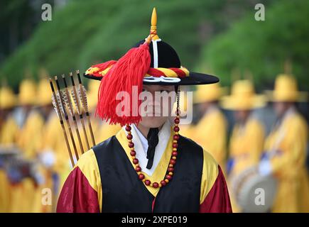 Seoul, Südkorea. August 2024. Zu Ehren des Besuchs des deutschen Verteidigungsministers Pistorius (SPD) stehen traditionell gekleidete Soldaten in Ehrenformation vor dem Außenministerium. Quelle: Soeren Stache/dpa/Alamy Live News Stockfoto