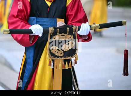 Seoul, Südkorea. August 2024. Zu Ehren des Besuchs des deutschen Verteidigungsministers Pistorius (SPD) stehen traditionell gekleidete Soldaten in Ehrenformation vor dem Außenministerium. Quelle: Soeren Stache/dpa/Alamy Live News Stockfoto