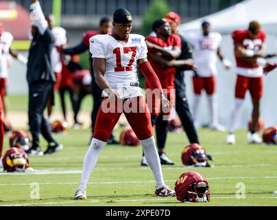 Washington Commanders Wide Receiver Terry McLaurin (17) streckt sich am 4. August 2024 im OrthoVirginia Training Center im Commanders Park in Ashburn VA vor dem Beginn des Trainings (Alyssa Howell/Image of Sport) Stockfoto