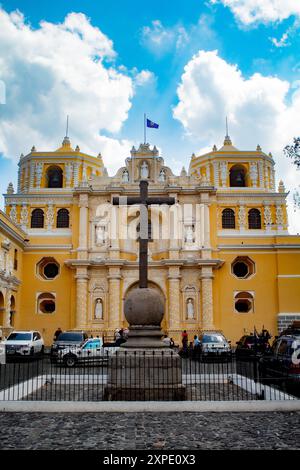 Kreuzskulptur und Fassade der Kirche La Merced, Antigua Guatemala Stockfoto