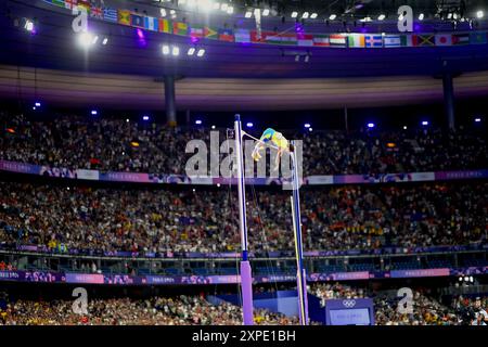 Saint Denis, Frankreich. August 2024. Der schwedische Goldmedaillengewinner Armand Duplantis springt über die Bar und stellt beim Pole Vault-Finale der Männer am 10. Tag der Olympischen Sommerspiele 2024 im Stade de France am 5. August 2024 in Saint-Denis bei Paris einen neuen Weltrekord auf. Foto: Franck Castel/ABACAPRESS. COM Credit: Abaca Press/Alamy Live News Stockfoto