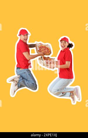 Junge springende Kuriere mit leckerer Peperoni-Pizza auf gelbem Hintergrund Stockfoto