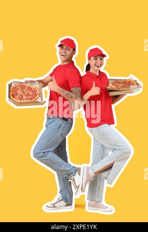 Junge Kuriere mit leckerer Peperoni-Pizza mit Daumen nach oben auf gelbem Hintergrund Stockfoto