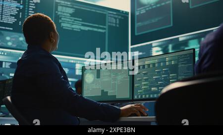Experte für Cybersicherheit, die in einer Regierungsbehörde im Bereich Verschlüsselung und IT-Sicherheit tätig ist. Frau, die sich für Cyberoperationen, Netzwerksicherheit und Datenschutz für hybride Kriege einsetzt. Kamera B.. Stockfoto