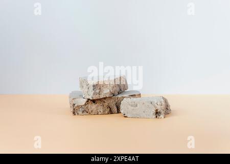 Steinpodium für Kosmetik oder Parfüm. Modell. Stockfoto