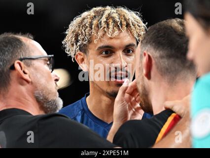 Paris, Frankreich. August 2024. Barthelemy Chinenyeze (2. L) entschuldigt sich bei Moritz Karlitzek (2. R) im Viertelfinale der Männer zwischen Frankreich und Deutschland bei den Olympischen Spielen 2024 in Paris, Frankreich, 5. August 2024. Quelle: Liu Dawei/Xinhua/Alamy Live News Stockfoto