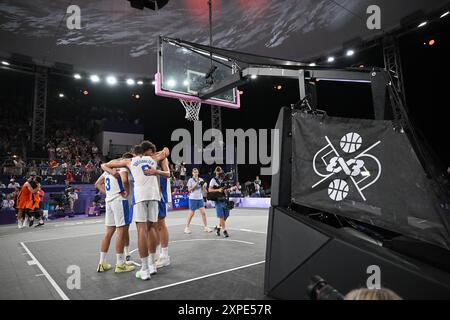 Paris, Frankreich. August 2024. Team France beim 3x3-Finale der Männer zwischen Frankreich und den Niederlanden während der Olympischen Sommerspiele 2024 in Paris, Frankreich am 5. August 2024. Foto: Eliot Blondet/ABACAPRESS. COM Credit: Abaca Press/Alamy Live News Stockfoto