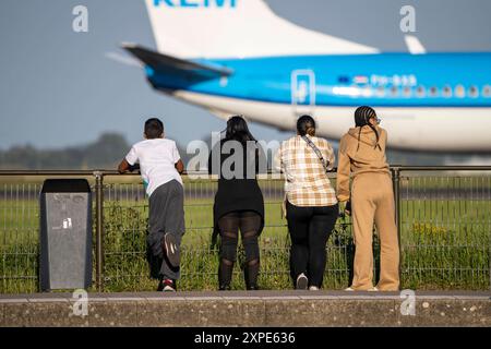 KLM Flugzeug nach der Landung auf den Flughafen Amsterdam Schiphol, Polderbaan, 18R/36L, Spotterplatz, Zuschauer an der Landebahn, Niederlande, AMS Schiphol *** KLM Flugzeug nach der Landung am Flughafen Amsterdam Schiphol, Polderbaan, 18R 36L, Spotterspot, Zuschauer auf der Landebahn, Niederlande, AMS Schiphol Stockfoto