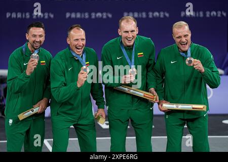 Paris, Frankreich. August 2024. PARIS, FRANKREICH - 5. AUGUST: L-R) Sarunas Vingelis aus Litauen, Gintautas Matulis aus Litauen, Aurelijus Pukelis aus Litauen, Evaldas Dziaugys aus Litauen feierten ihren Bronzemedaillensieg beim 3x3-Basketball der Männer am 10. Tag der Olympischen Spiele Paris 2024 in der Esplanade des Invalides am 5. August 2024 in Paris, Frankreich. (Daniela Porcelli/SPP) Credit: SPP Sport Press Photo. /Alamy Live News Stockfoto