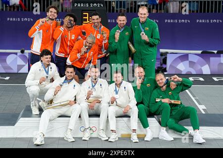 PARIS, FRANKREICH - 5. AUGUST: L-R) Medaillengewinner Jules Rambaut aus Frankreich, Jan Driessen aus den Niederlanden, DiMeo Van der Horst aus den Niederlanden, Franck Seguela aus Frankreich, würdiger de Jong aus den Niederlanden, Lucas Dussoulier aus Frankreich, Arvin Slagter aus den Niederlanden, Timothe Vergiat aus Frankreich, Sarunas Vingelis aus Litauen, Gintautas Matulis aus Litauen, Aurelijus Pukelis aus Litauen, Evaldas Dziaugys aus Litauen feierten ihren Medaillengewinn beim 3x3-Basketball der Männer am 10. Tag der Olympischen Spiele Paris 2024 in der Esplanade des Invalides am 5. August 2024 in Paris. (Daniela Porcelli/SPP) Stockfoto