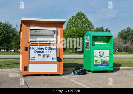 Houston, Texas USA 04-07-2024: Spende von Kleidung Schuhen Bins Spende von Wohltätigkeitsorganisationen Wiederverwendung Spende. Stockfoto