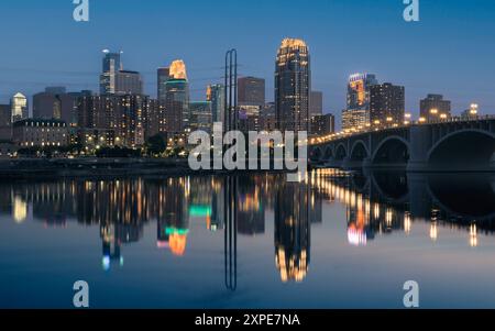 Downtown Minneapolis und die 3rd Avenue Brücke bei Nacht über den Mississippi River im Water Power Park in Minneapolis, Minnesota Stockfoto