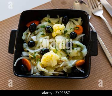 Portugiesischer Kabeljausalat mit eingelegtem Gemüse, Oliven und Gemüse Stockfoto