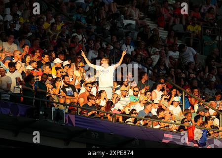 Paris, Frankreich. August 2024. Die Zuschauer werden während der Leichtathletik-Veranstaltungen bei den Olympischen Spielen 2024 in Paris, Frankreich, am 5. August 2024 gesehen. Quelle: Xu Chang/Xinhua/Alamy Live News Stockfoto