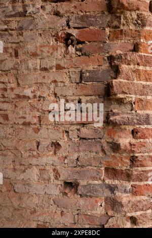 Altes Mauerwerk zur Restaurierung. Ausgewogene Erhaltung und moderne Neuerungen in historischen Gebäuden. Stockfoto