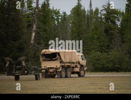 Soldaten des 1. Bataillons der Michigan Army National Guard, 119th Field Artillery Brigade, schleppen während des Northern Strike 24-2, Camp Grayling, mich, 4. August 2024 eine Haubitze M777A2 ab. Northern Strike 24-2, eine der größten Vorbereitungsübungen für Reservekomponenten des Verteidigungsministeriums, soll vom 3. Bis 17. August 2024 im National All Domain Warfight Center (NADWC) in Michigan stattfinden. Über 6.300 Teilnehmer aus 32 staaten und Gebieten sowie mehrere internationale Teilnehmer werden sich auf der NADWC zusammenfinden. Northern Strike ist die wichtigste Reserve-Schulung für Komponenten, die für bui entwickelt wurde Stockfoto