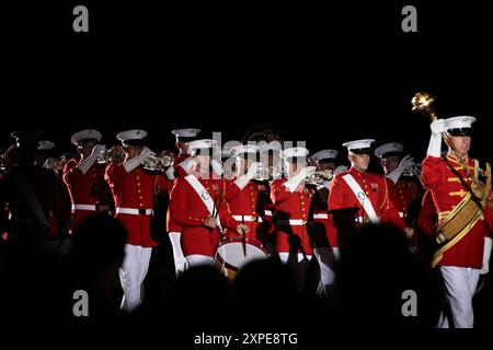 Die Marines mit dem Commandant’s Own führen den Slow march während einer Abendparade in den Marine Barracks Washington, D.C. am 2. August 2024 durch. Der Gastbeamte des Abends war Generalleutnant Dimitri Henry, Direktor für Geheimdienste, Joint Staff, und Ehrengast war Generalleutnant Jeffrey A. Kruse, Direktor des Verteidigungsgeheimdienstes. (Foto des U.S. Marine Corps von Lance CPL. Chloe N. McAfee) Stockfoto