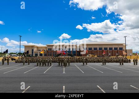 US-Soldaten, die dem 29. Infanterie-Brigade Combat Team, der Hawaii Army National Guard (HIARNG) zugeteilt sind, posieren für ein Foto vor einer Zeremonie zum Kommandowechsel in Kalaeloa, Hawaii, 3. August 2024. Die 29. Infanterie-Brigade wurde 1959 in der HIARNG organisiert und diente in vielen Feldzügen auf der ganzen Welt, darunter dem Vietnamkrieg, dem Globalen Krieg gegen den Terror, der Operation Iraqi Freedom und der Operation Enduring Freedom. (Foto der Nationalgarde der US-Armee von Sgt. Justin Nye) Stockfoto