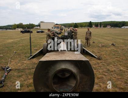 Soldaten des 1. Bataillons der Michigan Army National Guard, 119th Field Artillery Brigade, packen während des Northern Strike 24-2, Camp Grayling, mich, 4. August 2024 eine Haubitze M777A2 aus. Northern Strike 24-2, eine der größten Vorbereitungsübungen für Reservekomponenten des Verteidigungsministeriums, soll vom 3. Bis 17. August 2024 im National All Domain Warfight Center (NADWC) in Michigan stattfinden. Über 6.300 Teilnehmer aus 32 staaten und Gebieten sowie mehrere internationale Teilnehmer werden sich auf der NADWC zusammenfinden. Northern Strike ist die wichtigste Reserve-Schulung für Komponenten, die entwickelt wurde, um zu bauen Stockfoto