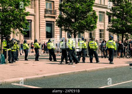 Riot Police in Liverpool während des faschistischen marsches „Save the Children“ und des Protestes der SUTR Counter in Liverpool am 3. August 2024 Stockfoto