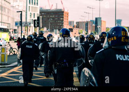 Riot Police in Liverpool während des faschistischen marsches „Save the Children“ und des Protestes der SUTR Counter in Liverpool am 3. August 2024 Stockfoto