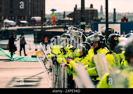 Riot Police in Liverpool während des faschistischen marsches „Save the Children“ und des Protestes der SUTR Counter in Liverpool am 3. August 2024 Stockfoto