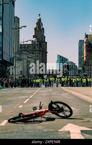 Riot Police in Liverpool während des faschistischen marsches „Save the Children“ und des Protestes der SUTR Counter in Liverpool am 3. August 2024 Stockfoto