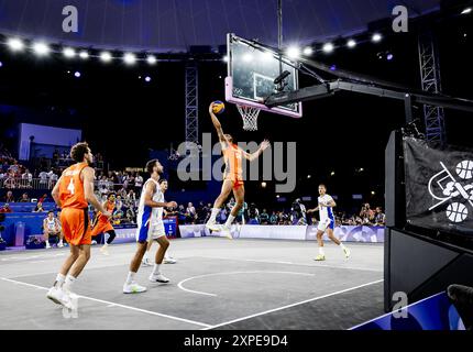 Paris, Frankreich. August 2024. PARIS - Jan Driessen, Jules Rambaut (FRA), Worthy de Jong (lr) während des 3x3 Basketballfinales zwischen den Niederlanden und Frankreich auf dem Place de la Concorde während der Olympischen Spiele. ANP REMKO DE WAAL Credit: ANP/Alamy Live News Stockfoto