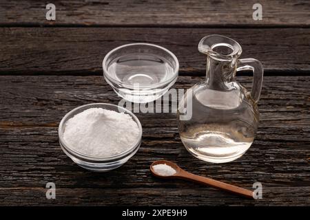 Essig im Glas und Natron in der Schüssel Stockfoto