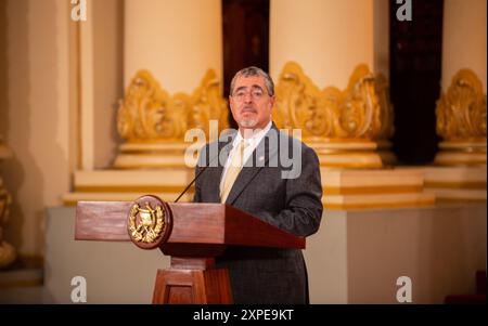 Guatemala-Stadt, Guatemala-Stadt, Guatemala. August 2024. Der Präsident Guatemalas, BERNARDO AREVALO, sprach sich zu einem Audio-Zirkulation in den sozialen Medien aus, in dem ein Gespräch mit dem ehemaligen Kommunikationsminister JAZMIN DE LA VEGA gezeigt wird, der im Mai letzten Jahres entlassen wurde, weil er sich nicht an ihr erteilte Anweisungen gehalten hatte. (Kreditbild: © Fernando Chuy/ZUMA Press Wire) NUR REDAKTIONELLE VERWENDUNG! Nicht für kommerzielle ZWECKE! Quelle: ZUMA Press, Inc./Alamy Live News Stockfoto