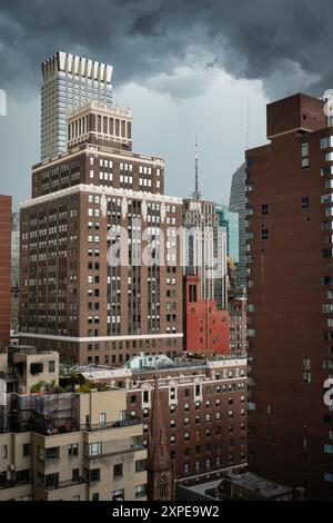Graue thunderhead Wolken sehen bedrohlich aus über Manhattan, New York City, USA 2024 Stockfoto