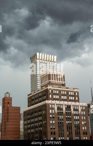 Graue thunderhead Wolken sehen bedrohlich aus über Manhattan, New York City, USA 2024 Stockfoto