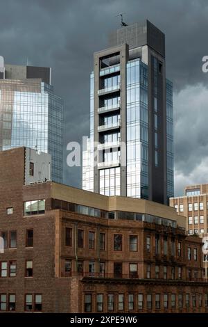 Graue thunderhead Wolken sehen bedrohlich aus über Manhattan, New York City, USA 2024 Stockfoto