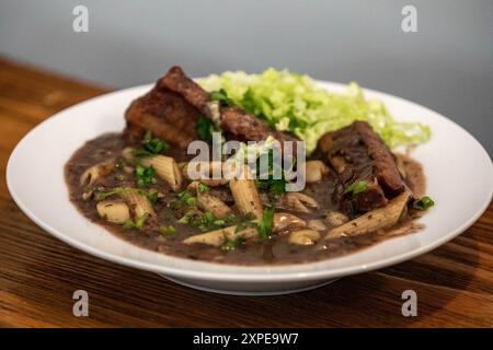 Traditionelle Minestrone-Suppe aus schwarzen Bohnen mit klassischen Zutaten Stockfoto