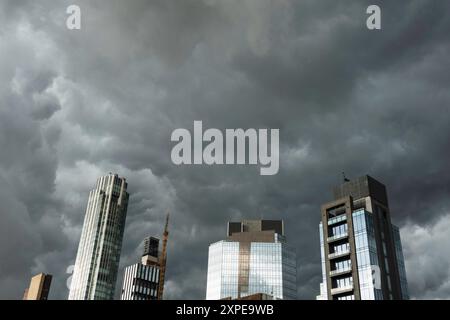 Graue thunderhead Wolken sehen bedrohlich aus über Manhattan, New York City, USA 2024 Stockfoto