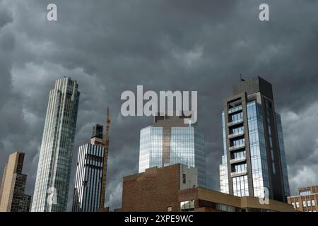 Graue thunderhead Wolken sehen bedrohlich aus über Manhattan, New York City, USA 2024 Stockfoto