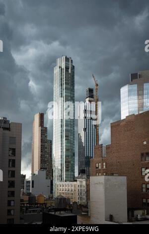 Graue thunderhead Wolken sehen bedrohlich aus über Manhattan, New York City, USA 2024 Stockfoto