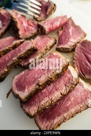 Nahaufnahme von geschnittenen Steakstücken auf einem Schneidebrett, 2024, USA Stockfoto