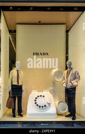 Prada ist ein luxuriöses Bekleidungsgeschäft an der Fifth Ave., 2024, New York City, USA Stockfoto