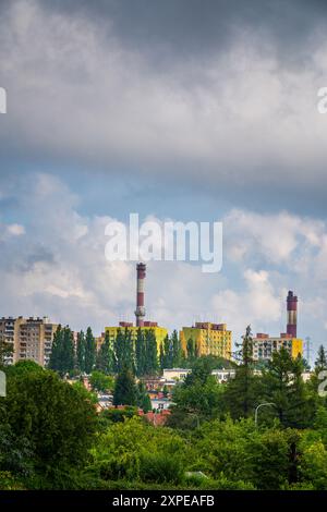 Blick auf die urbane Landschaft mit industriellen Schornsteinen vor einem bewölkten Himmel Stockfoto