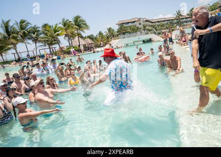 Stiftung FLY & HELP Charity-Reise an die Karibikküste Mexikos zur Nacht des Deutschen Schlagers 2024 Traditionelle Pool-Party Abschluss der Charity-Reise in der Hotelanlage des Bluebay Grand Eslmeralda Stimmungssänger Markus Becker wird von Stefan Mross und reiner Meutsch gegen eine Spende in Höhe von 1,000 Euro zu Gunsten von FLY & HELP mit Kleidung in den Pool geworfenStiftung FLY & HELP Charity-Reise an die Karibikküste Mexikos zur Nacht des Deutschen Schlagers 2024 Traditionelle Pool-Party Abschluss der Charity-Reise in der Hotelanlage des Bluebay Grand Eslmeralda Stimmungssänger Markus Be Stockfoto