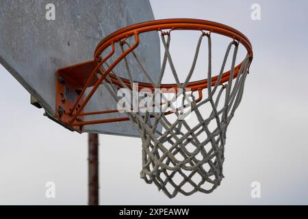 Verwitterter Basketballkorb aus nächster Nähe Stockfoto