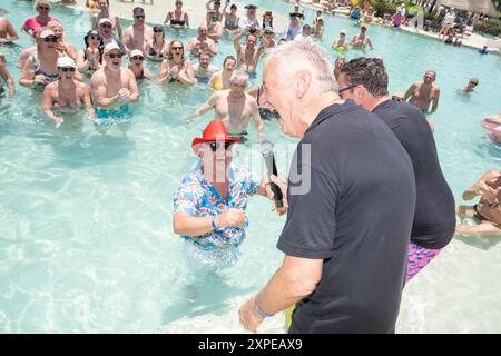 Stiftung FLY & HELP Charity-Reise an die Karibikküste Mexikos zur Nacht des Deutschen Schlagers 2024 Traditionelle Pool-Party Abschluss der Charity-Reise in der Hotelanlage des Bluebay Grand Eslmeralda Stimmungssänger Markus Becker wird von Stefan Mross und reiner Meutsch gegen eine Spende in Höhe von 1,000 Euro zu Gunsten von FLY & HELP mit Kleidung in den Pool geworfenStiftung FLY & HELP Charity-Reise an die Karibikküste Mexikos zur Nacht des Deutschen Schlagers 2024 Traditionelle Pool-Party Abschluss der Charity-Reise in der Hotelanlage des Bluebay Grand Eslmeralda Stimmungssänger Markus Be Stockfoto