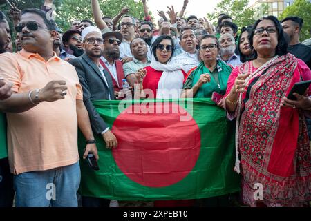 London, UK, 05. August 2024. Die Menschen nehmen an einer Kundgebung im Alta Ali Park Aldgate, East London, Teil, um den Sturz der Regierung von Bangladesch, Sheikh Hasina, zu feiern. Nach 15 Jahren an der Macht verließ der Premierminister Bangladeschs plötzlich das Land, nachdem Proteste für einen gerechteren Zugang zu Regierungsstellen bestanden hatten. Quelle: A.A. Gill/Alamy Live News Stockfoto