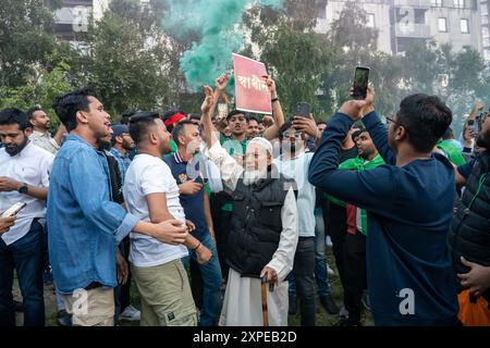 London, UK, 05. August 2024. Die Menschen nehmen an einer Kundgebung im Alta Ali Park Aldgate, East London, Teil, um den Sturz der Regierung von Bangladesch, Sheikh Hasina, zu feiern. Nach 15 Jahren an der Macht verließ der Premierminister Bangladeschs plötzlich das Land, nachdem Proteste für einen gerechteren Zugang zu Regierungsstellen bestanden hatten. Quelle: A.A. Gill/Alamy Live News Stockfoto