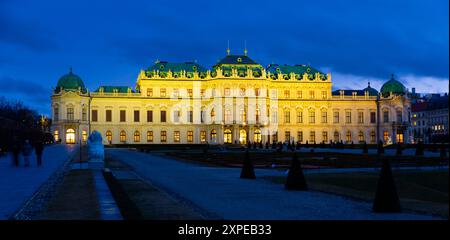 Erleuchtete das Wiener Belvedere bei Nacht Stockfoto