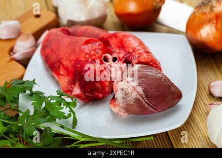 Rohes Lamm Lunge und Herz serviert mit Gemüse, niemand Stockfoto